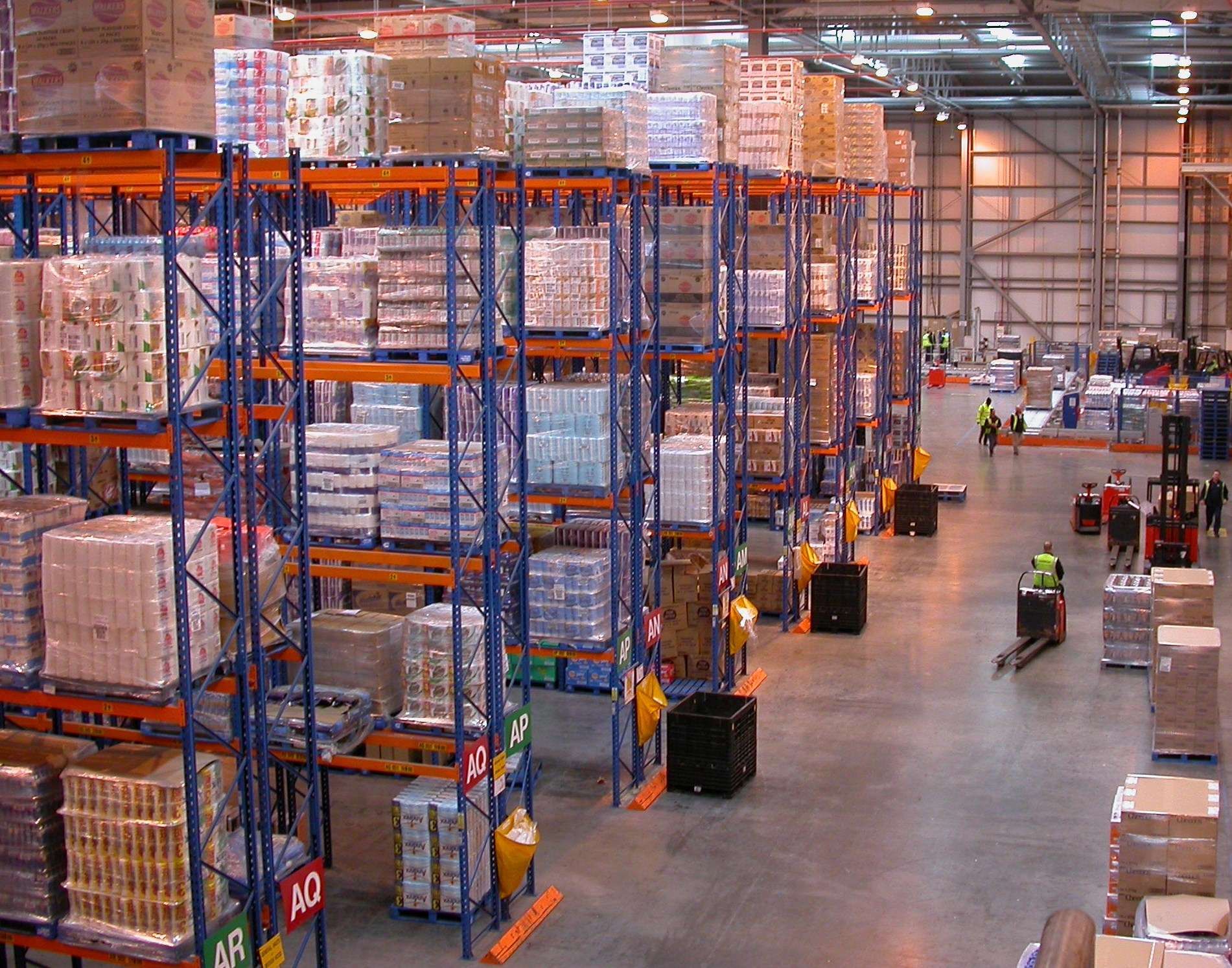 how much does a distribution center manager make